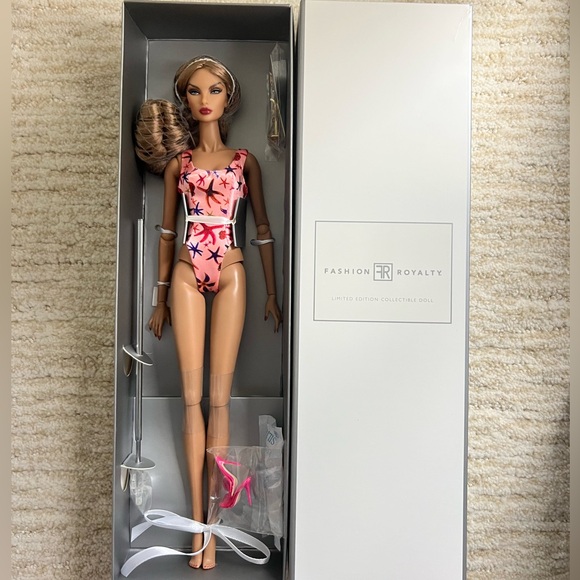 INTEGRITY TOYS BOMBSHELL BEACH NATALIA FATALE Fashion Royalty Sunkissed  NRFB - Picture 2 of 11